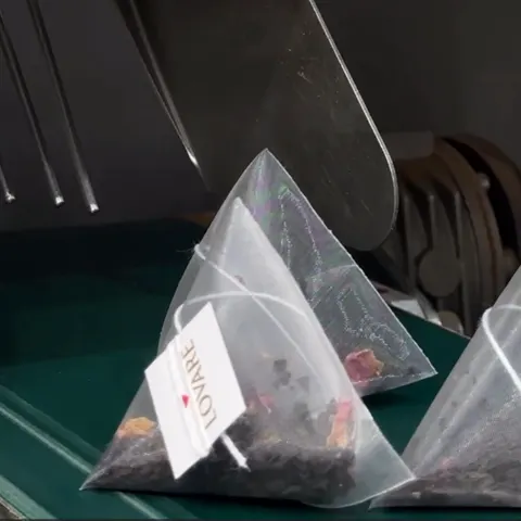 Čajové pyramídky Lovaré na výrobnej linke