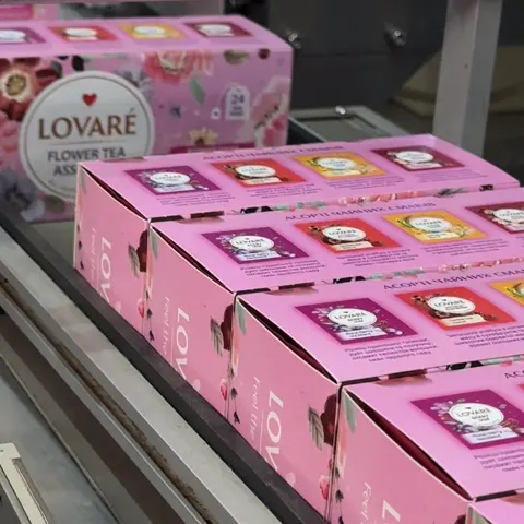 Ružové krabičky čaju Lovaré na baliacej linke