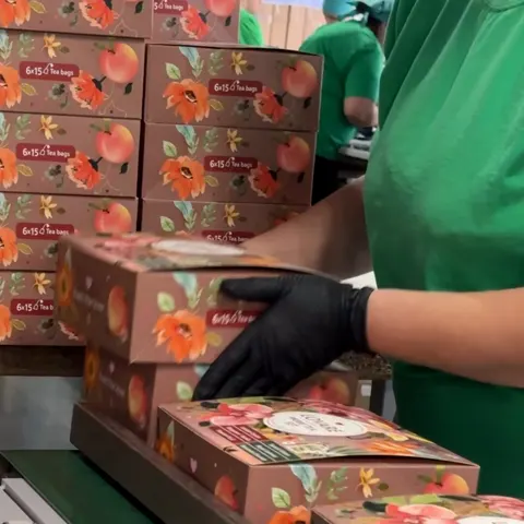 Kontrola krabičiek čaju pred expedíciou