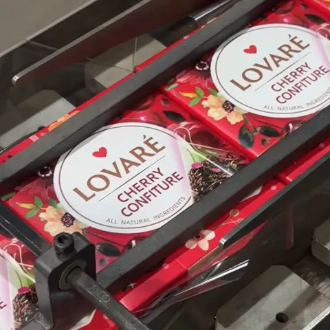 Čaj Lovaré Cherry Confiture pripravený na expedíciu